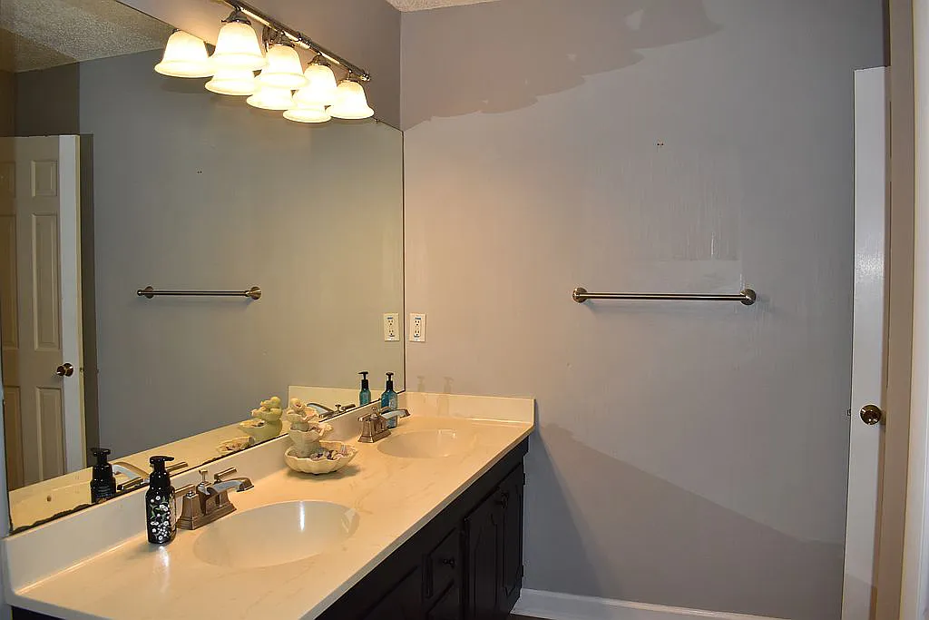 4509 Doncaster Dr - Upstairs Full Bathroom with Double Sinks