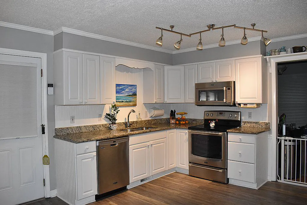 4509 Doncaster Dr - Updated Kitchen with Granite Counters, Cabinetry, Crown Moulding and Stainless Appliances