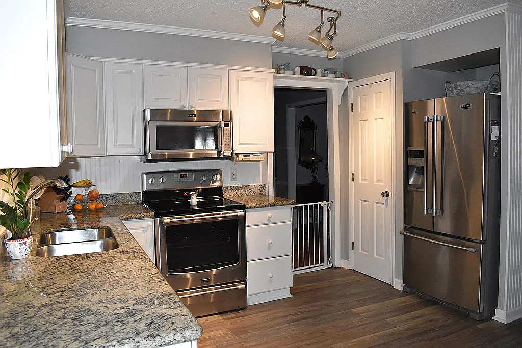 4509 Doncaster Dr - Updated Kitchen with Laminate Floors, Newer Appliances, and Granite Counters