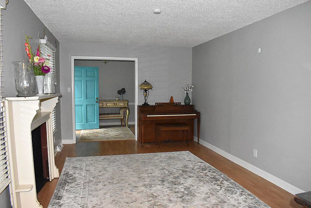 4509 Doncaster Dr - Living Room Looking from Dining Room to Entry Way