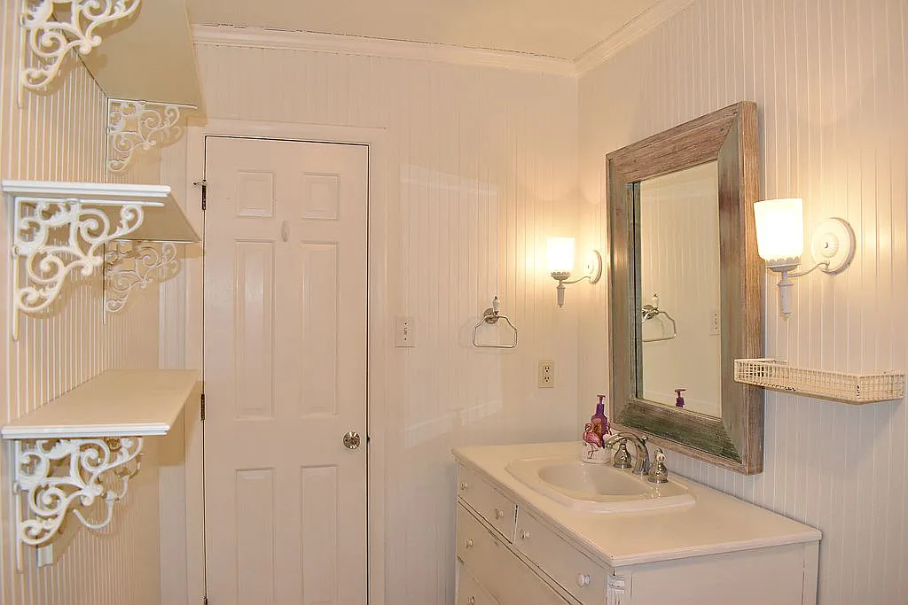 4509 Doncaster Drive - Primary Full Bathroom Downstairs