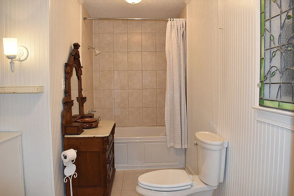 4509 Doncaster Drive - Primary Downstairs Full Bathroom with Tub Shower